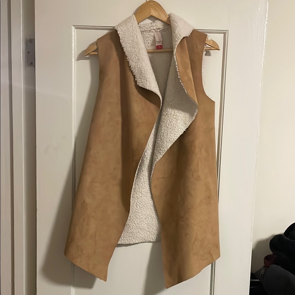 No Boundaries Tan and Cream Women's Sleeveless Fuzzy Vest